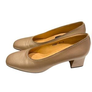 Vintage Joel Parker Pumps Gold Shiny Leather Round Toe Block Heel Shoe Size 8